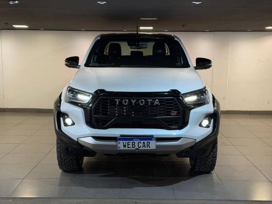 TOYOTA HILUX 2.8 D-4D TURBO DIESEL CD GR-S 4X4 AUTOMÁTICO